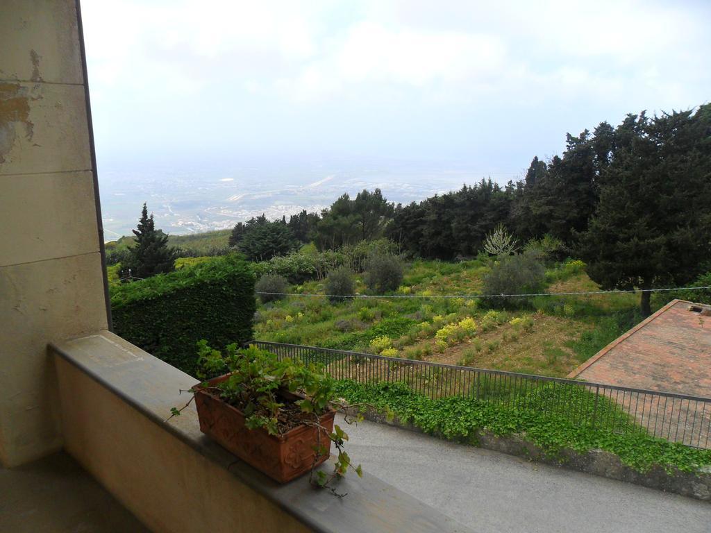 Eremo Hotel Casa Del Sorriso Эриче Экстерьер фото