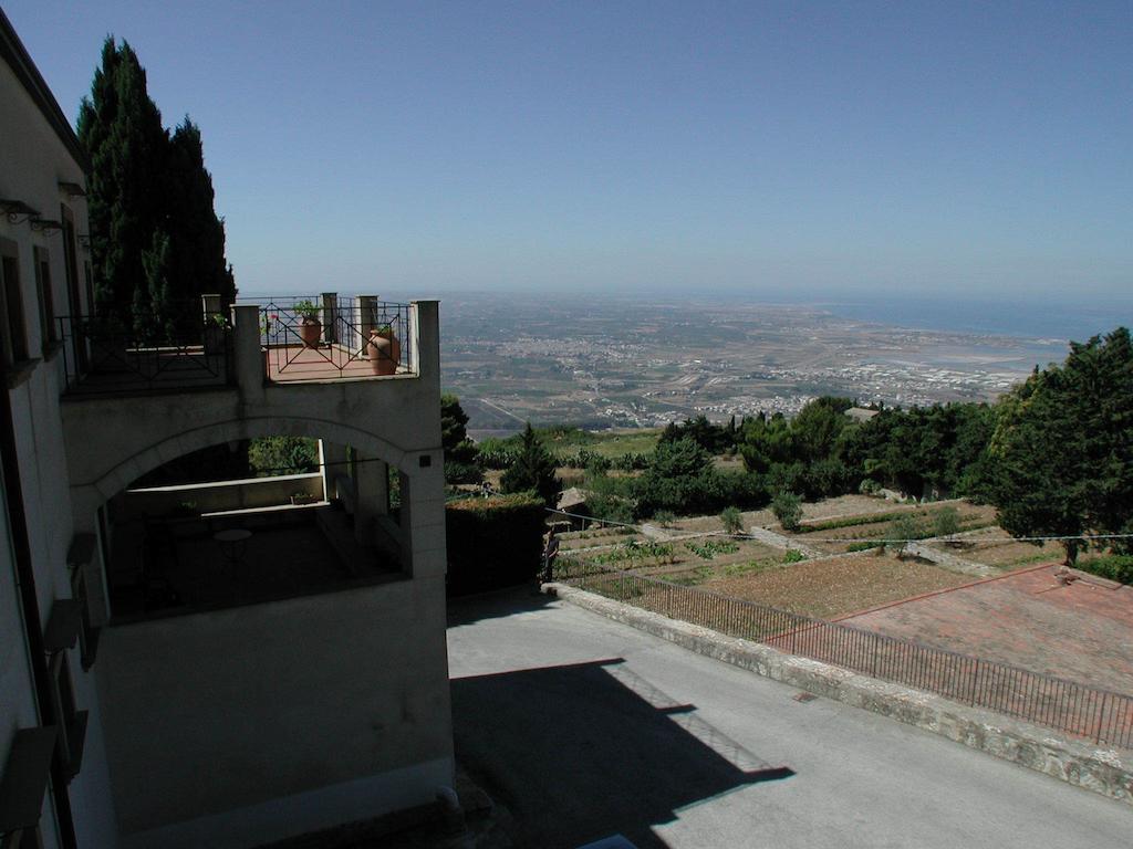Eremo Hotel Casa Del Sorriso Эриче Экстерьер фото
