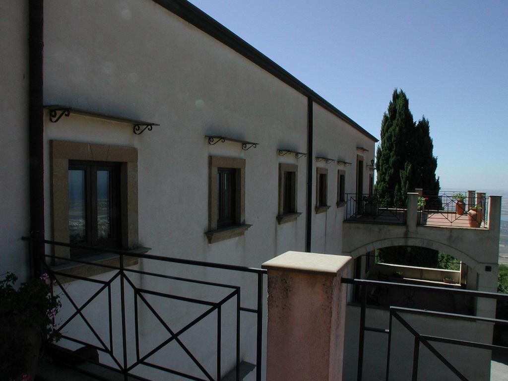 Eremo Hotel Casa Del Sorriso Эриче Экстерьер фото